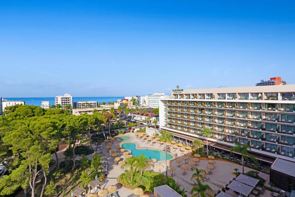 帕尔马海滩Aubamar Suites & Spa的享有酒店和度假村的空中景致