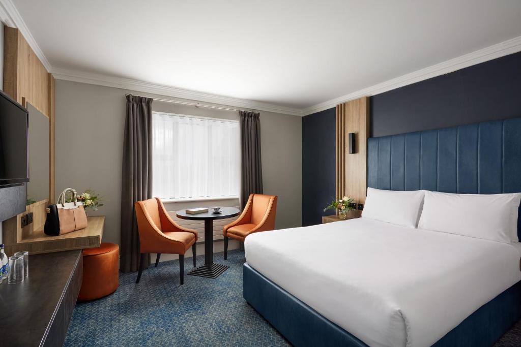 莱克斯利普春野酒店的酒店客房配有一张床铺和一张桌子。