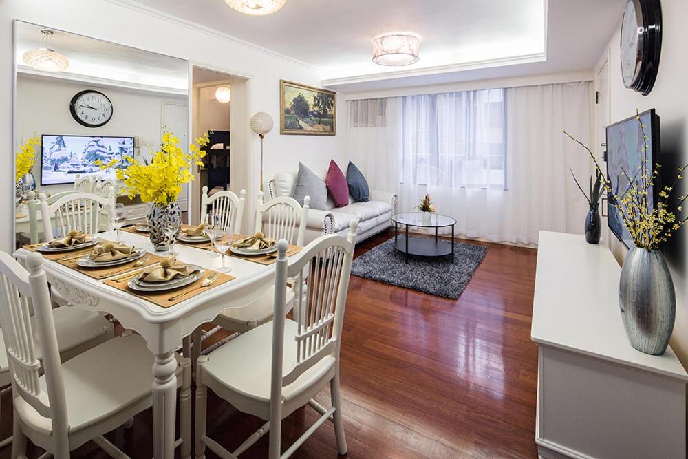 香港Tsim ShaTsui Luxury 3bedroom Apartment near MTR！的用餐室以及带桌椅的起居室。