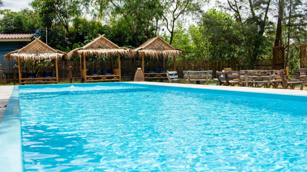 高兰DolceVita Wonderful Resort的一个带椅子和遮阳伞的大型蓝色游泳池