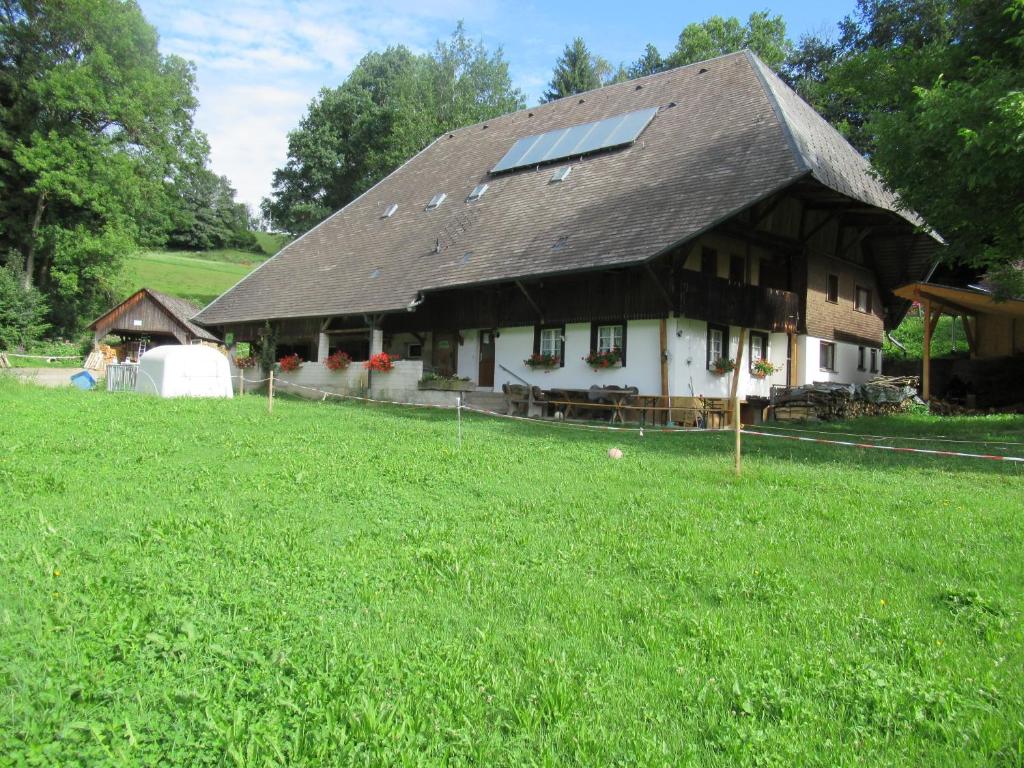 科齐扎尔滕Ferienhaus Pfisterhof的一座带大草地屋顶的房子