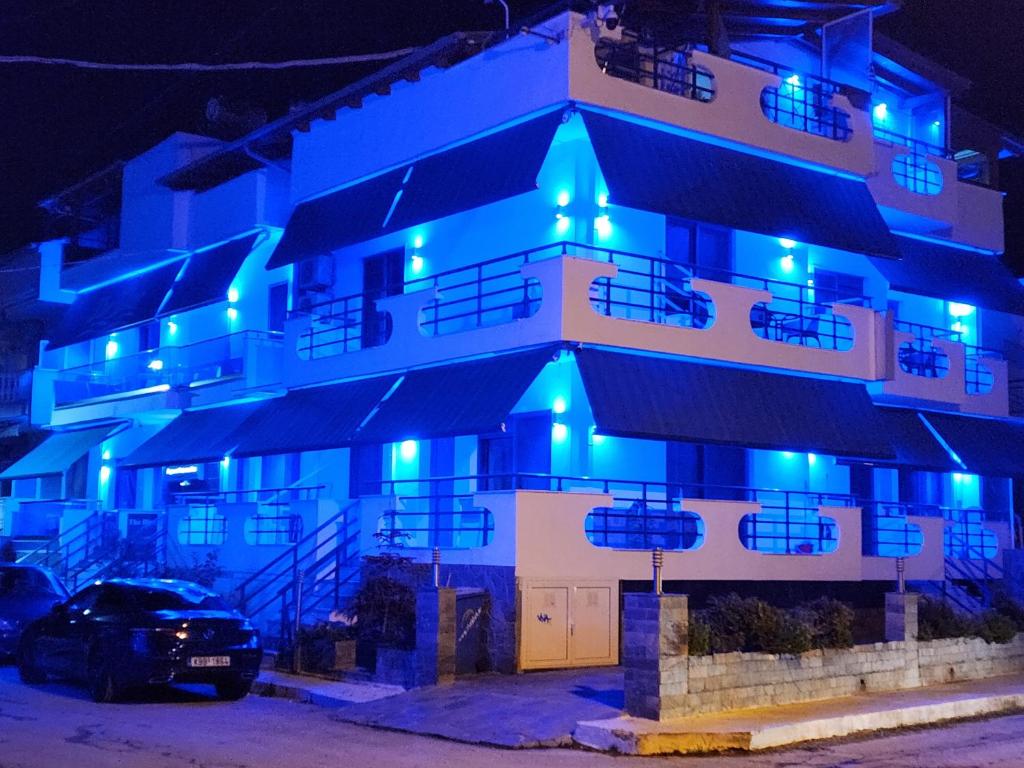 尼亚普拉莫斯The Blue Beach Apartments的一座晚上有蓝色灯光的建筑