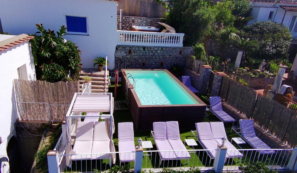 阿纳卡普里B&B La Danza del Mare的一个带躺椅的室外游泳池和一个游泳池