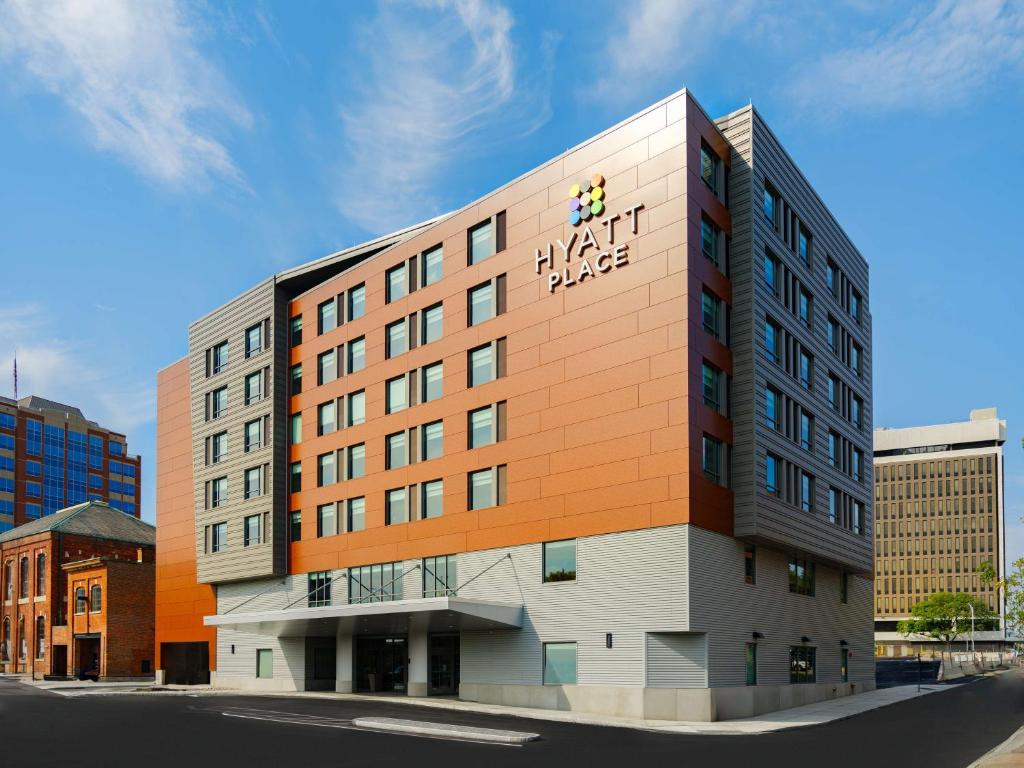 奥尔巴尼Hyatt Place Albany的一座建筑,上面写着酒店字眼