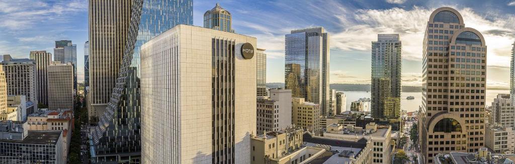 西雅图Hilton Motif Seattle的一座高大的建筑,上面有时钟