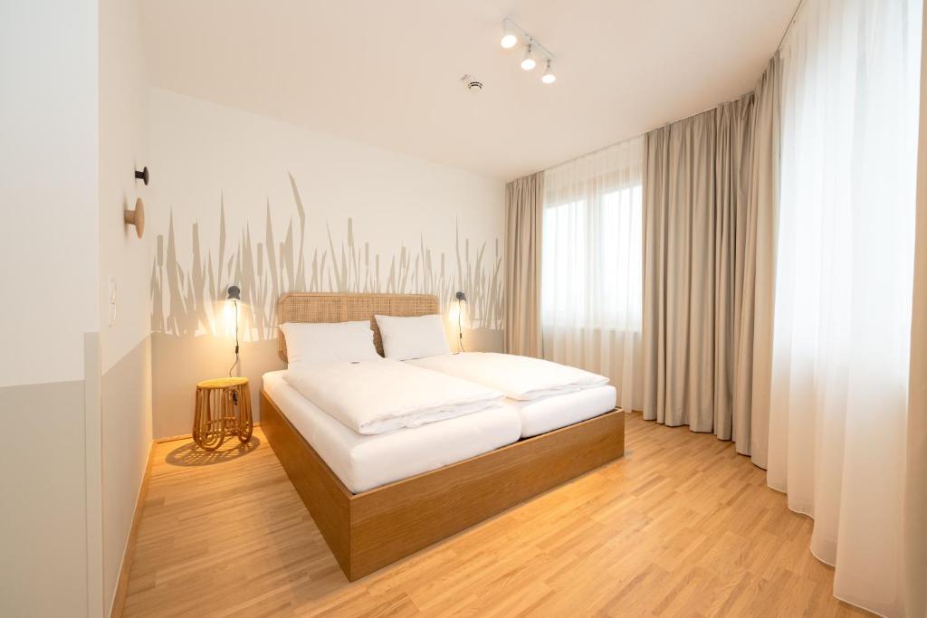 维也纳HausPension的卧室设有白色的床和大窗户
