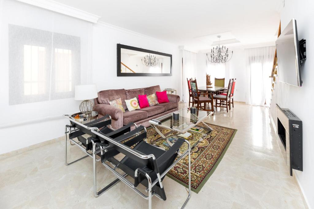 格拉纳达CASA SAN MATIAS的客厅配有沙发和桌子