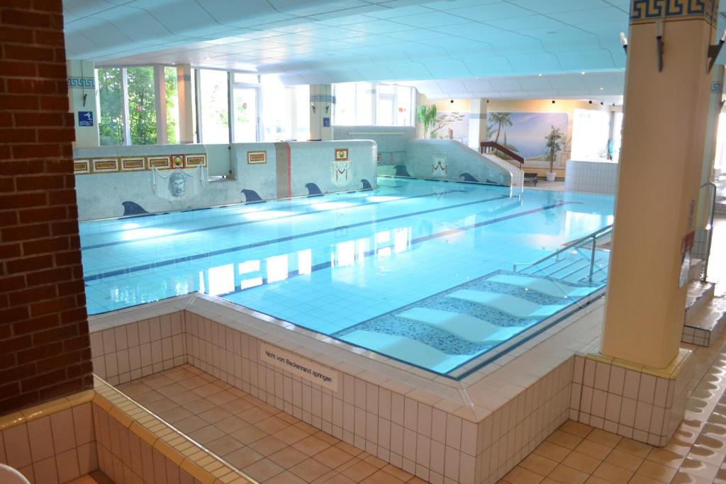 圣恩吉玛fewo-sporer的一座大型游泳池,位于一座带大型泳池的建筑内