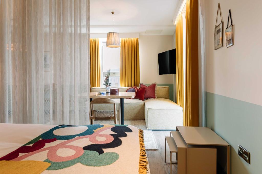 贝尔法斯特room2 Belfast Hometel的酒店客房设有床和客厅。