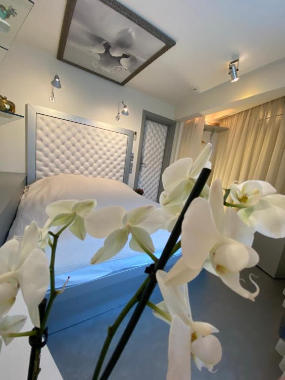 尤尔马拉妈妈精品酒店的卧室配有白色鲜花床