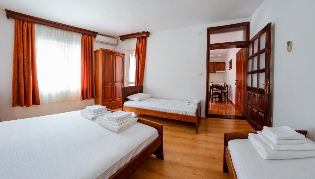 布德瓦Villa MD的带两张床的房间和客厅