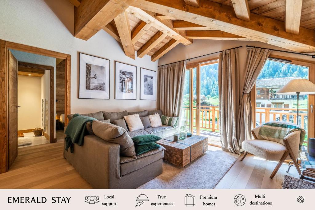 夏蒙尼-勃朗峰Apartment Celosia Chamonix - by EMERALD STAY的客厅配有沙发和桌子
