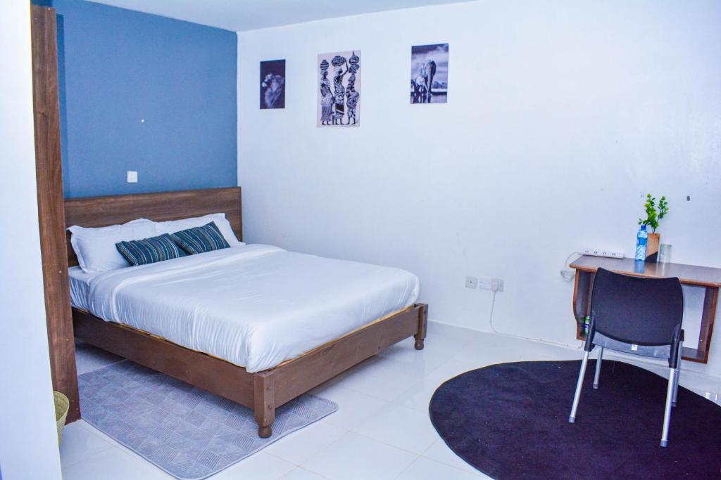 KaratinaDad's Place的一间卧室配有一张床、一张书桌和一张书桌