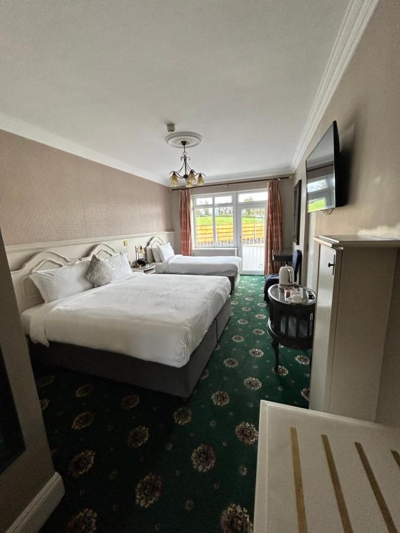 弗吉尼亚Lakeside Manor Hotel的酒店客房设有两张床和电视。