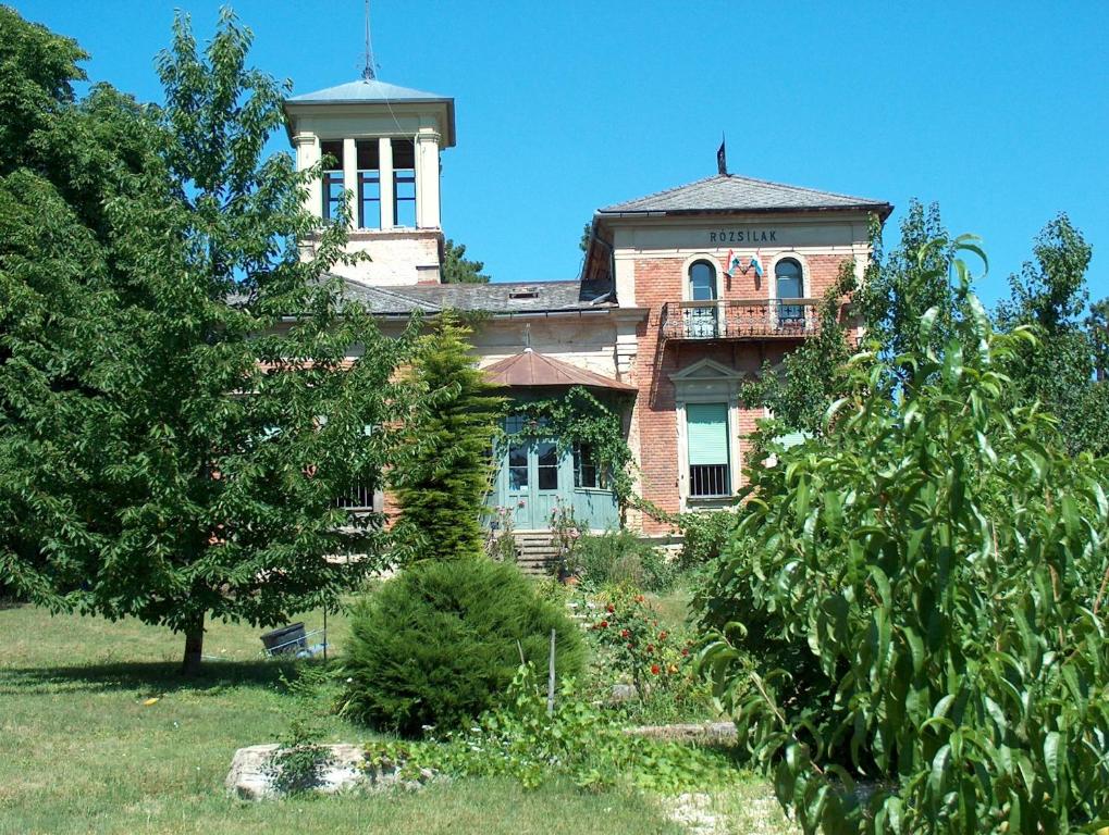 巴拉顿菲赖德Rózsilak的一座古老的砖房,上面有一座塔