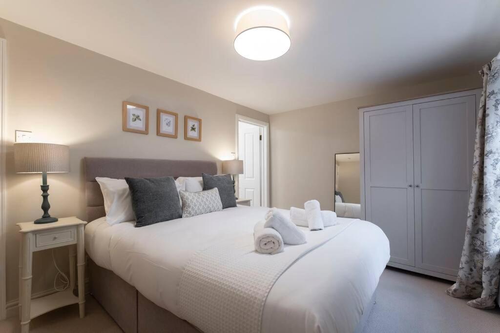 切尔滕纳姆Cosy & Peaceful Self Contained Home in Montpellier的卧室配有带毛巾的大型白色床