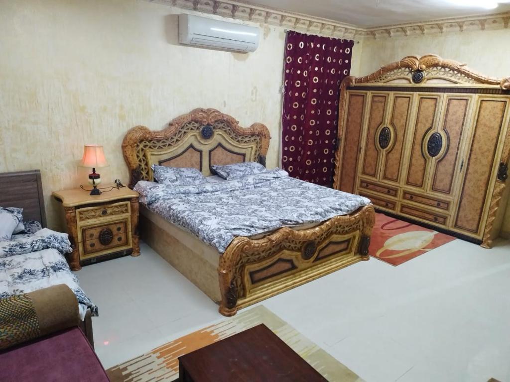 艾恩العين الهيلي مصباح بيت 8的一间卧室配有床和2个床头柜