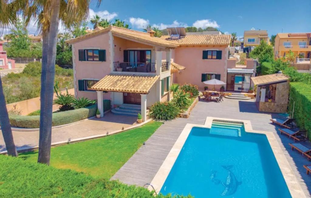 Sa TorreVilla La Mallorquina的一座带游泳池和房子的别墅
