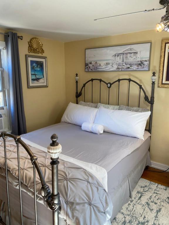 圣路易斯Cozy room near Airport & Highway的一间卧室配有带白色枕头的床