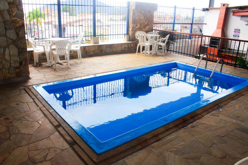 乌巴图巴Hotel São Charbel的庭院中间的游泳池