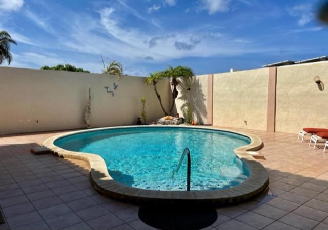 棕榈滩Beachside Villa at Boca Catalina的庭院中间的游泳池