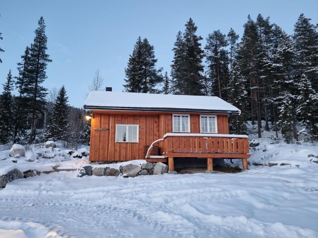 高尔Nytt anneks med fantastisk utsikt over Hallingdal.的小木屋,配有雪地长椅