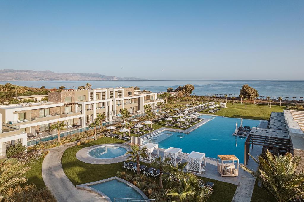 雅拉尼奥Myrion Beach Resort & Spa - Adults Only的享有带游泳池的度假村的空中景致