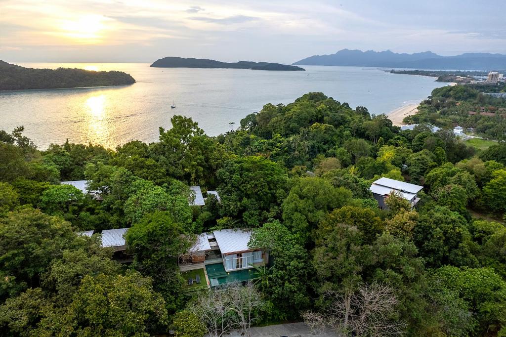 珍南海滩安邦泳池别墅 - 私人泳池的享有河边房屋的空中景致