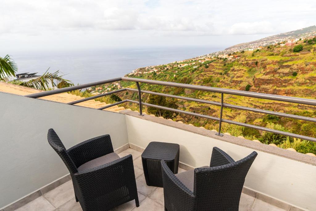 阿科达卡列塔Ribeiro´s House, New apartment with amazing sunsets的阳台配有椅子,享有海景。