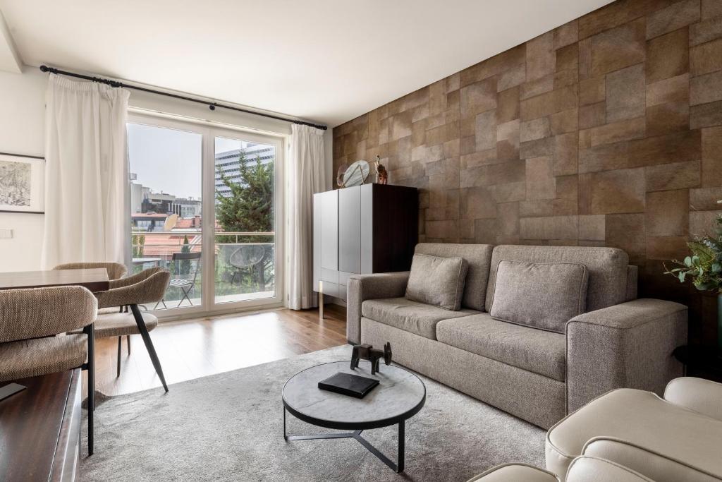 里斯本Marques Best Apartments | Lisbon Best Apartments的客厅配有沙发和桌子