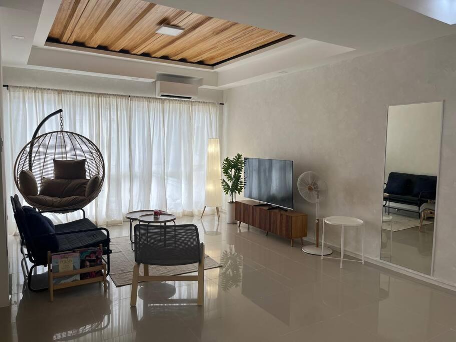 安蒂波洛Monon Antipolo Japanese Onsen Feels的客厅配有椅子、电视和沙发