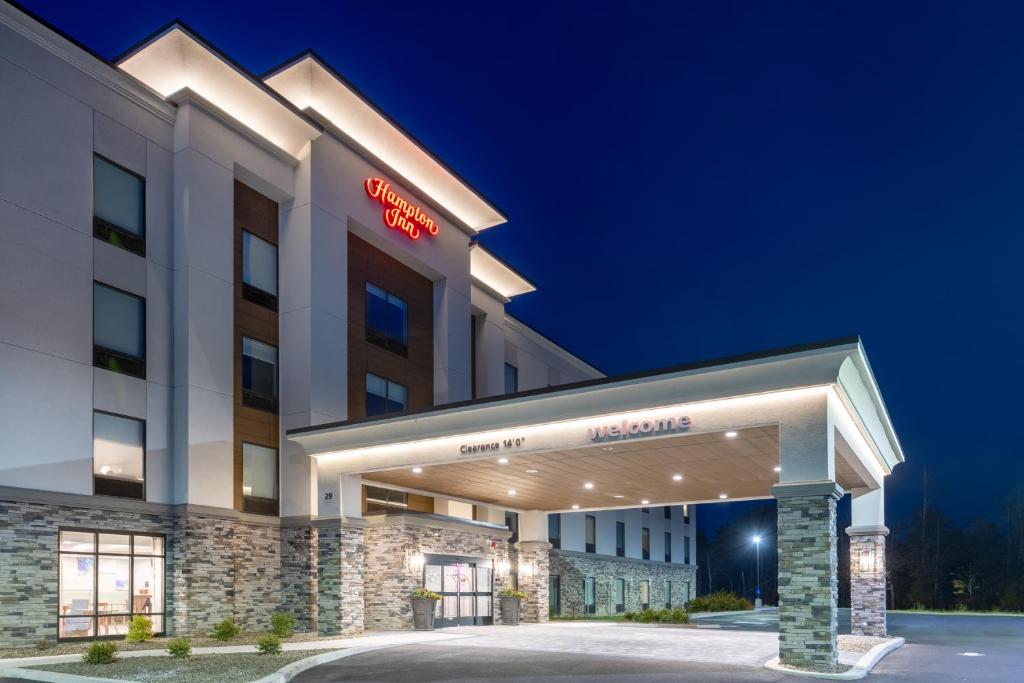 蒙蒂塞洛Hampton Inn Monticello, Ny的夜间酒店 ⁇ 染