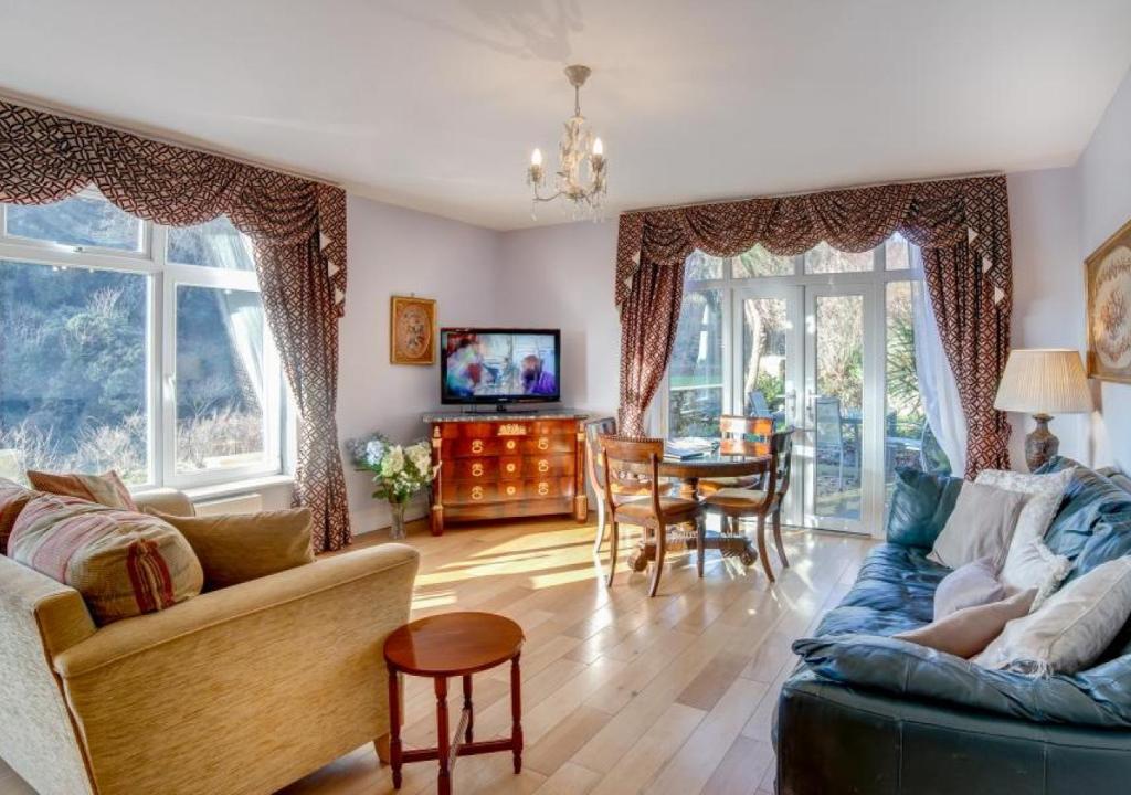 托基Kilmorie Lodge的客厅配有沙发和桌子