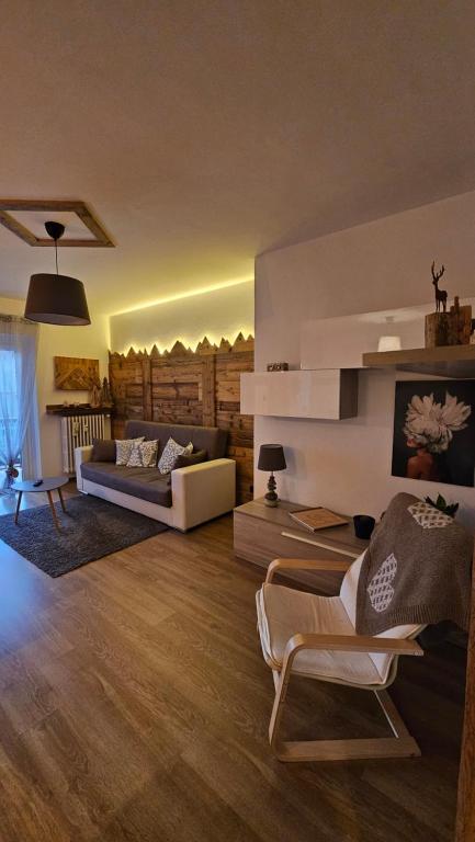 卡瓦莱塞Appartamento "Roby" in pieno centro a Cavalese的客厅配有两张沙发和一张桌子