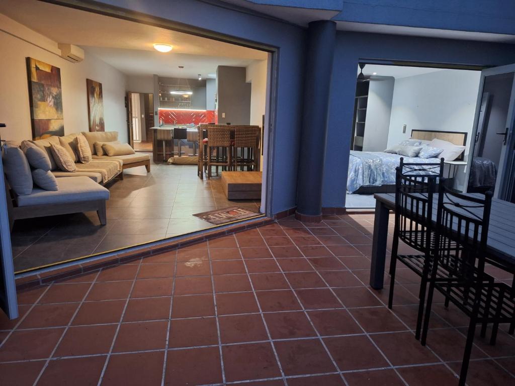乌姆德洛蒂UMDLOTI MODERN 3 BEDROOM BEACH FLAT的客厅配有镜子和沙发