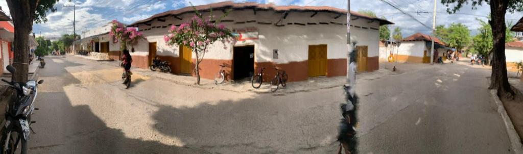 比利亚维哈Hostel Tatacoa的停在街道前的有自行车的建筑