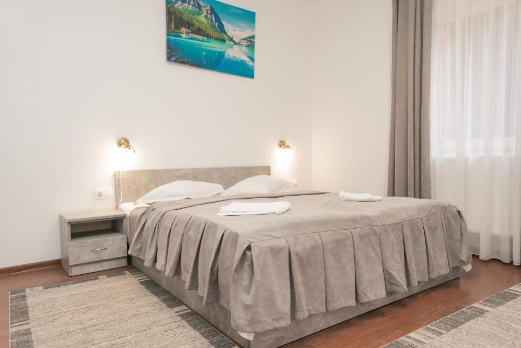 红湖Vila Bradul的一间卧室配有一张床,上面有两条毛巾