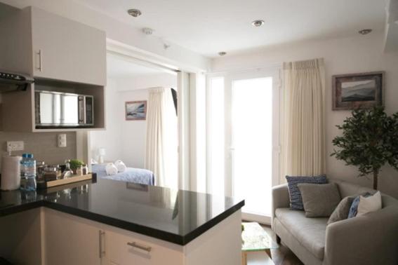 利马Barranco Best Location - Apartment的客厅内的厨房配有台面