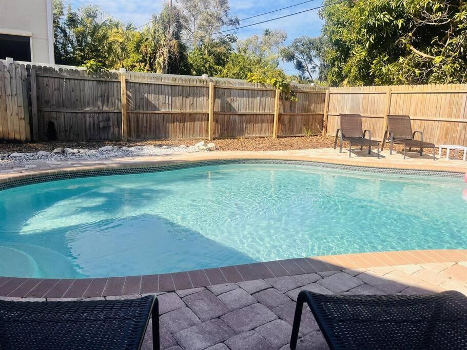 克利尔沃特Large Backyard with heated pool/ Near Beach的一个带两把椅子和围栏的游泳池