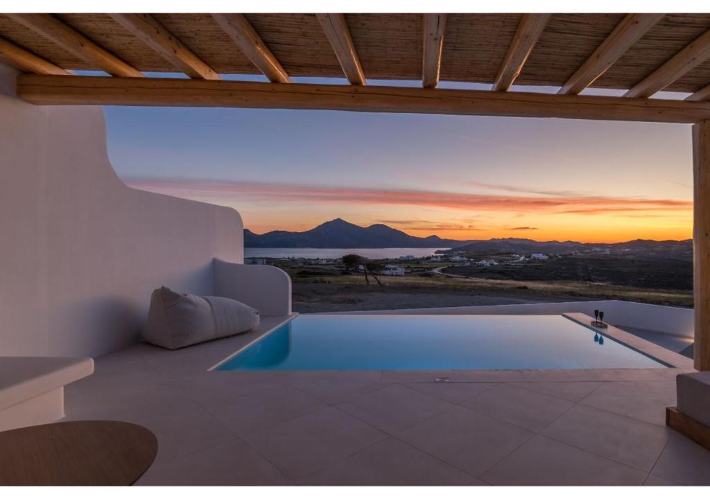 阿达玛斯Leuki Villa Milos的日落时分带游泳池的别墅