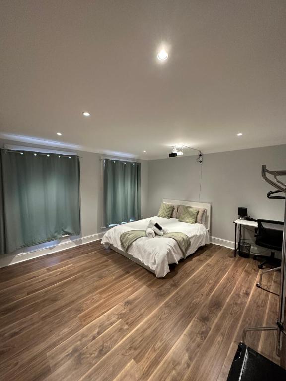 伦敦Liverpool Street Green Bedroom的一间卧室配有一张床和一架钢琴