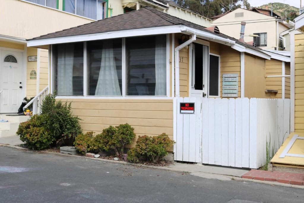 阿瓦隆Catalina Island Cottage - Walk to Main St and Beach!的白色门和白色围栏的房子