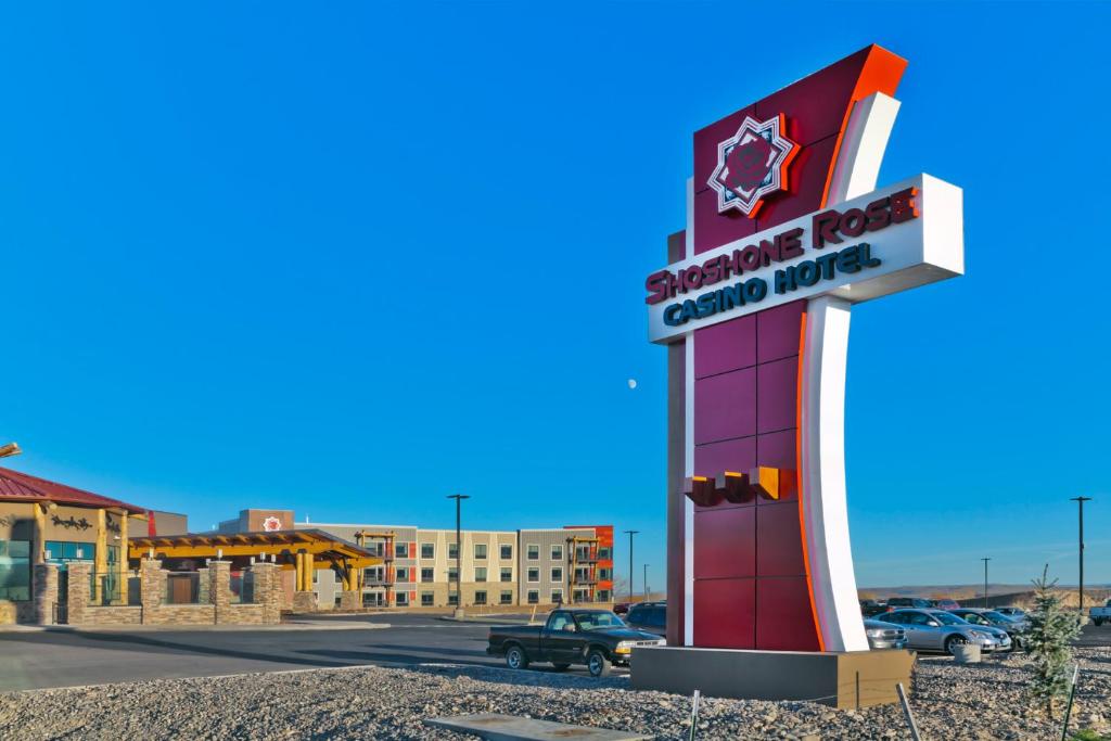 兰德Shoshone Rose Casino & Hotel的停车场温度屋顶控制室的标志