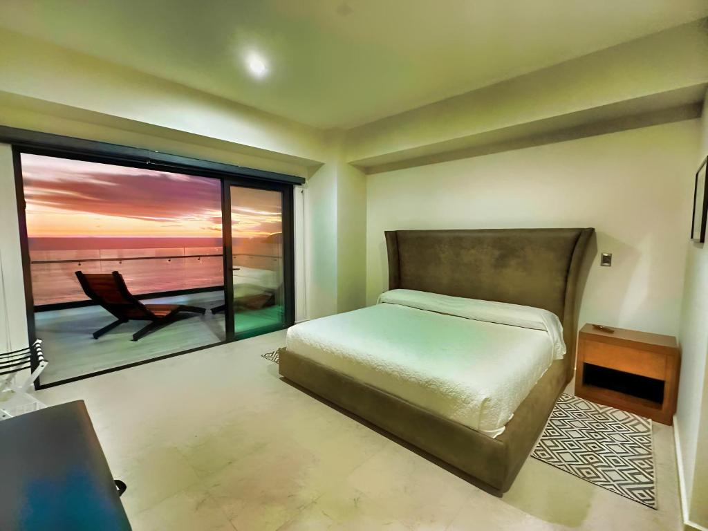 马萨特兰Altomare Seaview的一间卧室配有一张床,享有海景