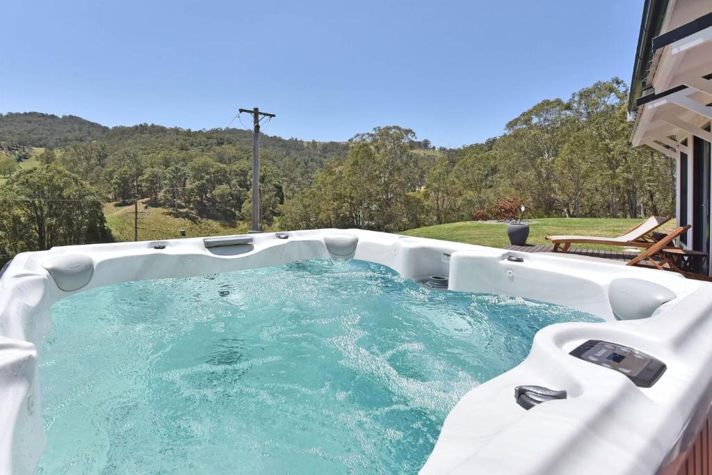 蒙恩维优Cariad Private Country Hideaway at Mount View - stunning 360d viewss的房屋后院的热水浴池