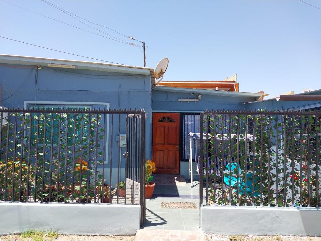卡尔德拉Hostal Jardín del Desierto的前面有门的蓝色房子