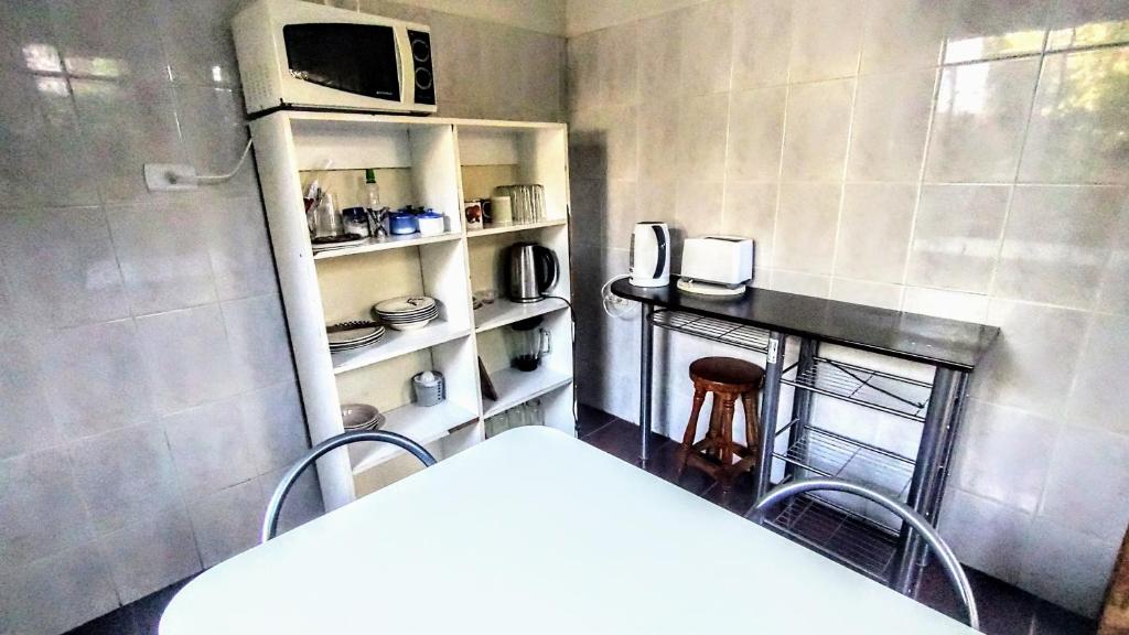 拉塞雷纳Matrimonial - Baño Privado的一间带桌子和微波炉的小厨房