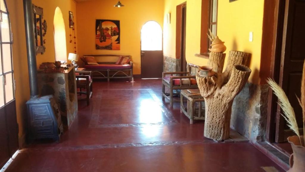 蒂尔卡拉Cabañas Tierra Andina的客厅设有黄色的墙壁和木地板。