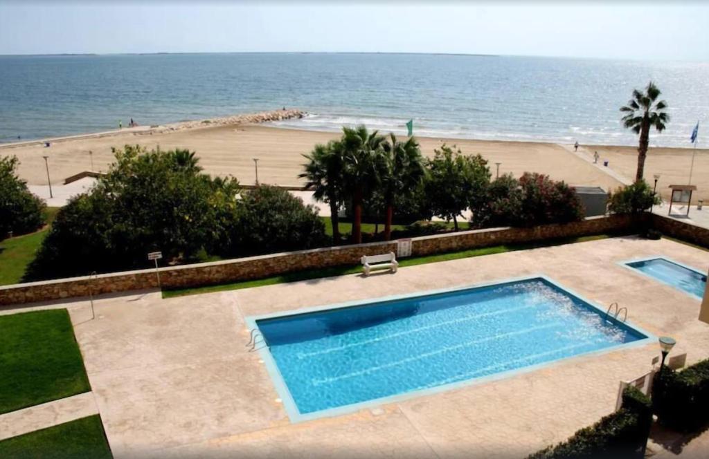 圣卡洛斯拉腊皮塔Apartamento 1ª linea de mar的享有海滩景致的游泳池