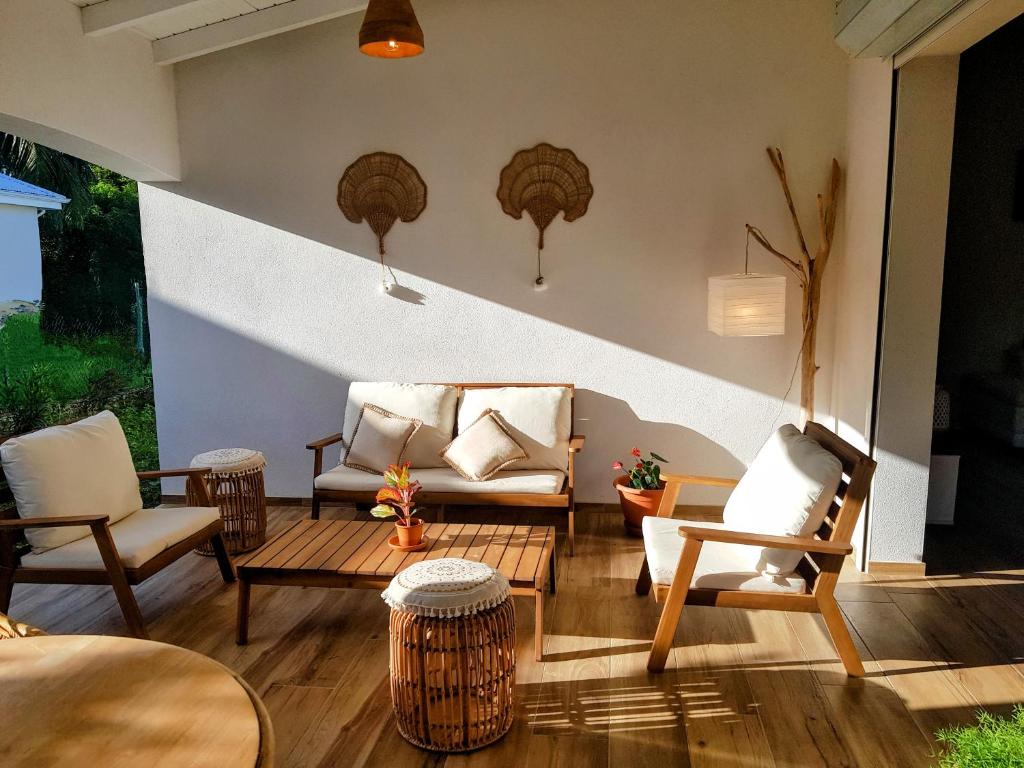 圣安尼La villa d'Emma的客厅配有两把椅子和一张沙发